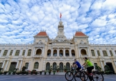 Đại biểu Trần Hoàng Ngân kiến nghị dùng các công cụ thuế để kiềm đà tăng của giá xăng