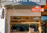 The Coffee House đóng nhiều hàng quán lớn, xuống đường bán cà phê bằng xe đẩy, ki-ốt
