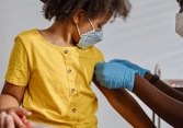 Vì sao nhiều nước chưa tiêm vaccine Covid-19 cho trẻ dưới 5 tuổi?