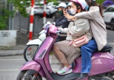 Hình ảnh người Hà Nội co ro trong cái rét của ngày đầu tuần