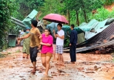 Quảng Nam: Quả đồi lớn sạt lở nghiêm trọng, 1 người bị thương nặng, di dời gấp nhiều hộ dân