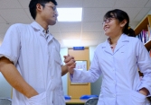 Vợ chồng giảng viên trường y và những ngày điều trị F0