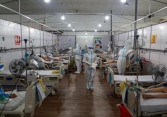 Bệnh viện dã chiến TP.HCM quá tải, bệnh nhân phải nằm ghế bố khắp hành lang