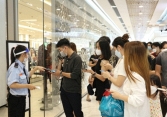 Giới trẻ TP.HCM xếp hàng chờ 'săn sale' đêm trước thềm Black Friday