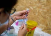 Pfizer kiện nữ nhân viên đánh cắp tài liệu mật về vaccine Covid-19 