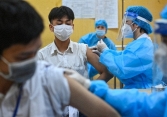 Hà Nội tạm dừng tiêm 2 lô vaccine Pfizer vừa xin gia hạn