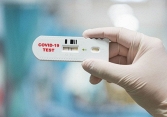 Tự test nhanh COVID-19 tại nhà, vô tình sử dụng luôn cả que chứng dương