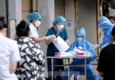 Người biểu hiện ho, sốt, đau họng không đến chợ, trung tâm thương mại