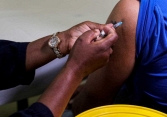 Nhiều nước tính tiêm vaccine mũi 4 vì lo ngại biến thể Omicron