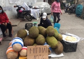 Hàng xuất nhập khẩu qua biên giới bị ùn ứ phải bán đổ trên đường