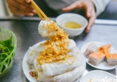 Quán bánh cuốn Hà Nội trong ngõ sâu hun hút: 34 năm 'vô danh', chỉ mở lúc nửa đêm