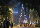 Hình ảnh đêm Noel 'đặc biệt' ở Hà Nội, an ninh thắt chặt quanh Nhà thờ Lớn