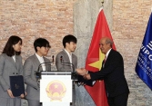 3 học sinh Việt Nam nhận giải thưởng danh giá thế giới nhờ sáng chế mũ cách ly di động 
