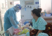 Bệnh nhi mắc COVID-19 tăng cao quá tải, Bệnh viện Nhi đồng 2 kê thêm giường