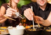 Chuyên gia chỉ ra những thói quen ăn uống có thể khiến bạn bị nhiễm COVID-19