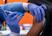 CDC Mỹ: Tiêm chủng là cách chống COVID-19 tốt hơn từng mắc bệnh 