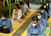 Hàng trăm người đến viếng thiền sư Thích Nhất Hạnh