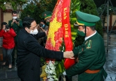 Thủ tướng dâng hương tại khu tưởng niệm các anh hùng liệt sĩ hy sinh trong chiến tranh bảo vệ biên giới