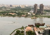 Vì sao nhiều ngày nay xuất hiện tình trạng xà lan thả bao cát xuống sông Sài Gòn?