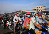 Đường miền Tây về TP.HCM 'nêm' cứng người, kẹt xe nhiều nơi