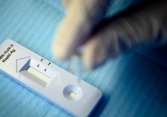Bác sĩ Anh: Khi xuất hiện các dấu hiệu này mà test nhanh âm tính thì vẫn cần cách ly