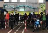 Trước giờ xăng tăng giá, người dân Hà Nội đồng loạt đi mua xăng dầu