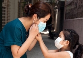 Cha mẹ cần làm ngay 4 bước sau khi phát hiện trẻ là F0