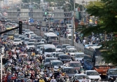 TPHCM: Giao thông ùn tắc trong ngày đầu học sinh, sinh viên đi học trở lại