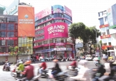 Con Cưng đụng đầu Thế Giới Di Động