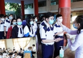 Giáo viên loay hoay với cách dạy 'nửa trực tiếp, nửa online' khi lớp học có F0