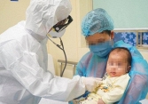 Những triệu chứng cha mẹ cần lưu ý khi chăm sóc trẻ mắc COVID-19 tại nhà