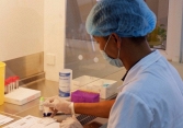 Số người nhiễm COVID-19 quá lớn chưa khẳng định sẽ tạo miễn dịch nhưng gây nguy cơ quá tải