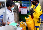 Giá gas tăng gây khó cho dân nghèo và dịch vụ ăn uống