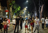 Người Hà Nội đổ về phố đi bộ Hồ Gươm trong ngày đầu hoạt động trở lại