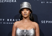 Rihanna giữ danh hiệu nữ ca sĩ giàu nhất thế giới