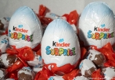 Siêu thị kiểm tra kẹo trứng Kinder Surprise trước thông tin nhiễm khuẩn Salmonella