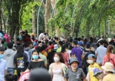 'Biển người' đổ về các điểm vui chơi dịp nghỉ lễ
