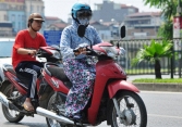 3 sai lầm thường gặp khi mặc áo chống nắng có thể khiến chị em gặp tai nạn khi tham gia giao thông