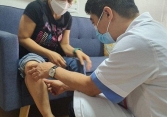 Một phụ nữ ở Hà Nội bị tai biến nặng sau khi tiêm chất làm thẳng chân