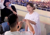 Cặp đôi bất ngờ cầu hôn trên khán đài Lễ khai mạc Sea Games 31