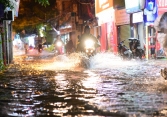 Mưa lớn khiến nhiều phố Hà Nội thành sông, nước cống dâng hòa lẫn nước mưa
