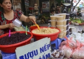 Người Thủ đô tất bật đi chợ mua sắm đón Tết Đoan Ngọ