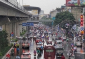 Hà Nội: Mưa to đúng giờ đi làm khiến nhiều tuyến phố bị ùn tắc
