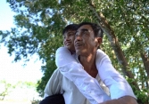Cha cõng ước mơ con - câu chuyện xúc động về người cha 12 năm làm đôi chân cho con