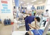 Hà Nội: Nắng nóng, người già, trẻ em mắc tay chân miệng nhập viện tăng