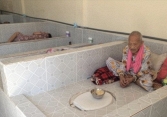 Thực hư bức ảnh 'cụ bà ngủ giường gắn bồn cầu' ở Vĩnh Long