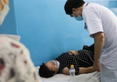 Chưa có phác đồ điều trị sốt xuất huyết riêng cho người mang thai, bác sĩ cảnh báo mẹ bầu sốt xuất huyết dễ trở nặng, rối loạn đông máu