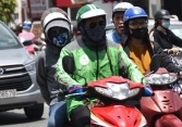 Ngộp thở với phụ phí xe công nghệ