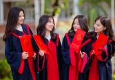 Vì sao tốt nghiệp lại hay mặc áo thụng?