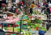 Rau xanh, thực phẩm vẫn đắt đỏ dù giá xăng giảm mạnh